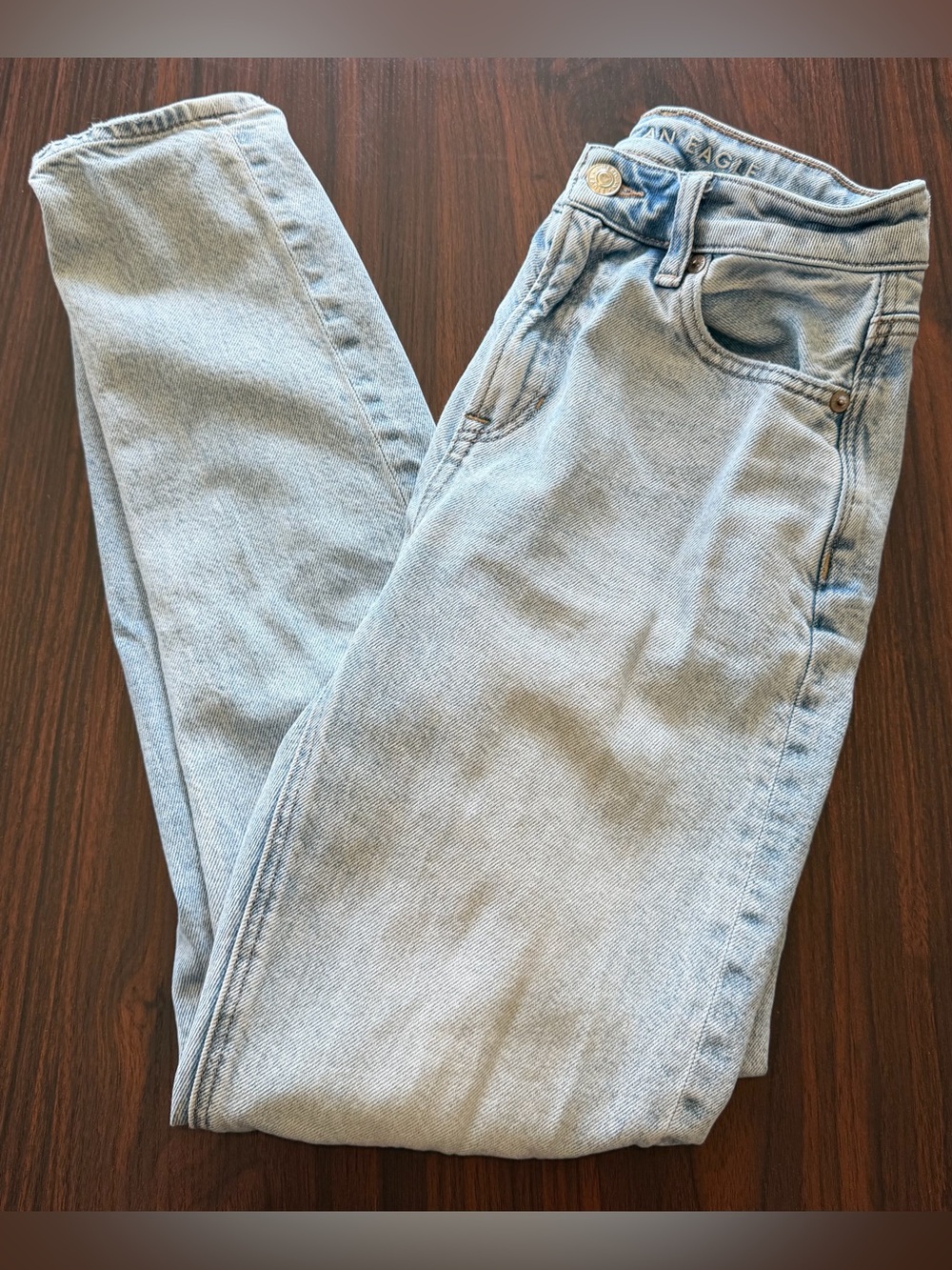 American Eagle Women’s Strigid Light Wash Straight leg Mom Jeans Size 00